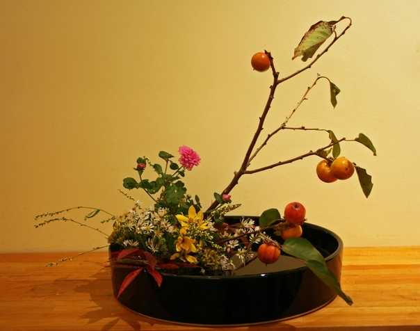 Новогодняя икебана (34 фото): как сделать композицию из еловых веток и цветов своими руками на новый год? другие идеи