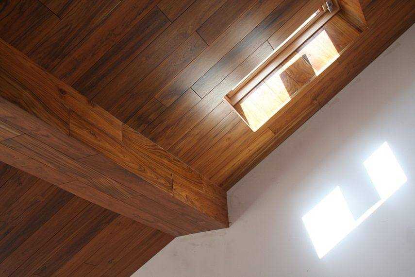 Потолок из ламината в интерьере: отделка в деревянном доме - 22 фото