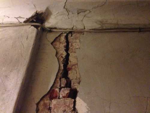 Сквозные трещины в каменных стенах причины. трещина в стене квартиры: как вернуть первозданный вид