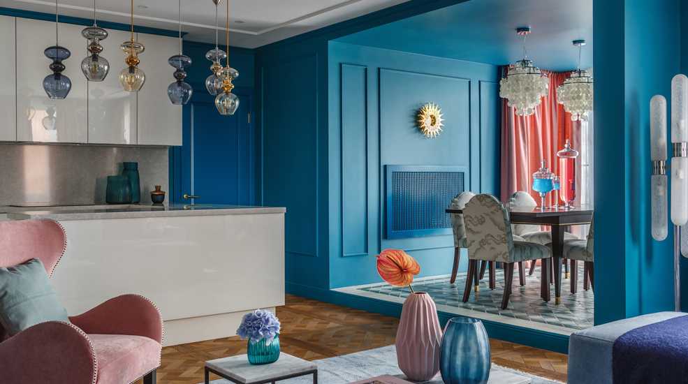 Голубая гостиная — гармоничные сочетания нежных голубых оттенков с обоями, шторами и мебелью (117 фото)