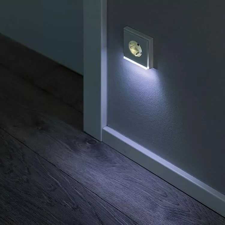 Подсветка пола: в комнатах квартиры, коридоре, светодиодное напольное освещение с датчиком движения