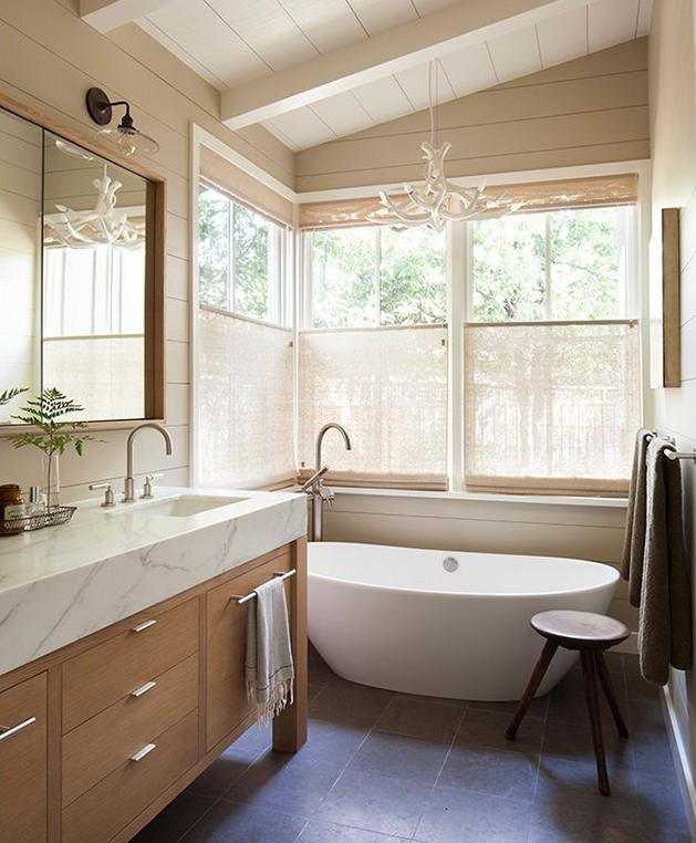 Как обыграть окно в ванной комнате: дизайн и фото