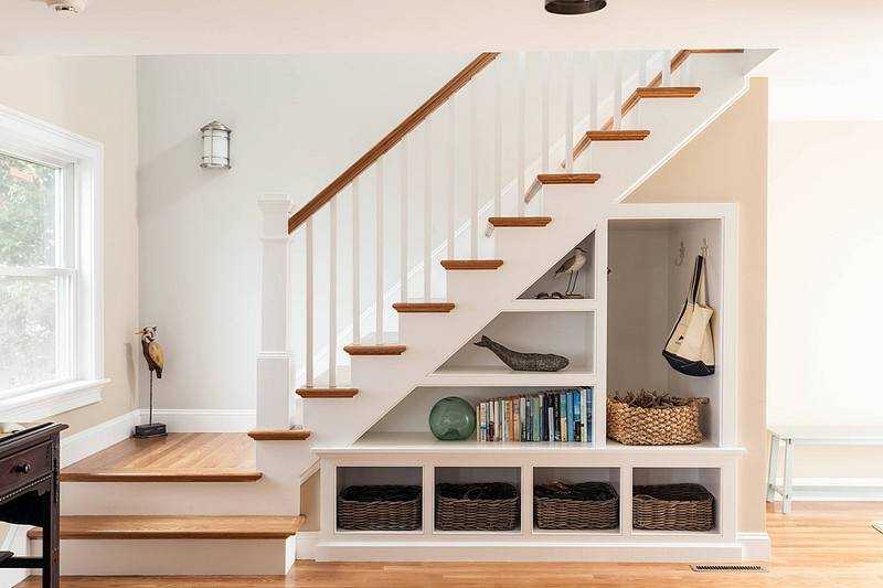 Пространство под лестницей: лучшие идеи оформления для загородного дома + фото