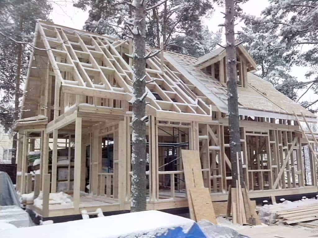 Когда лучше строить дом — весной, зимой или осенью