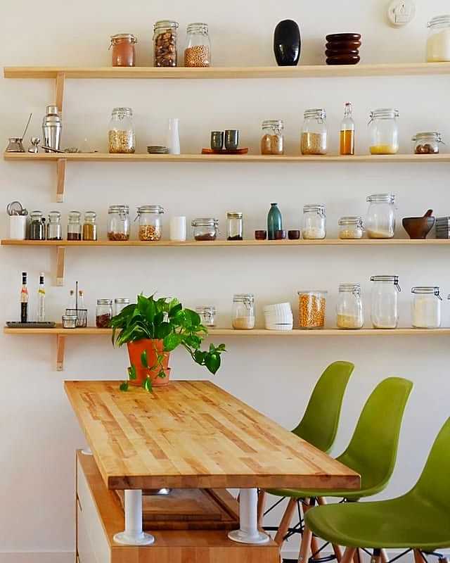 Открытые полки на кухне вместо навесных шкафов над обеденным столом в интерьере
 - 25 фото