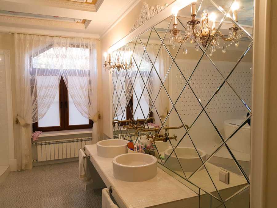 Зеркальная плитка в интерьере кухни и гостиной: использование на разных поверхностях