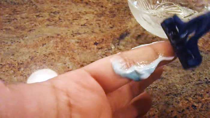 Как убрать суперклей с кожи рук: популярные и доступные средства