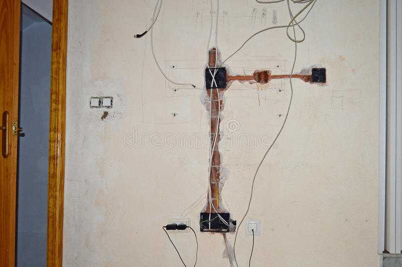 Как найти прямой электрический провод, если он проложен в стене: 5 проверенных способов