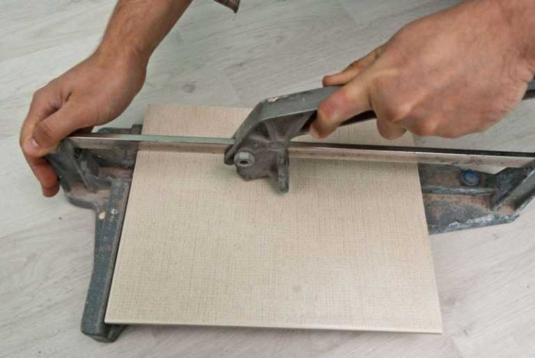 Как резать плитку стеклорезом. как самостоятельно и аккуратно резать плитку стеклорезом - все о строительстве