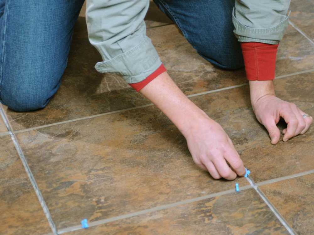 Как класть плитку на пол: правила укладки на деревянный и бетонный пол