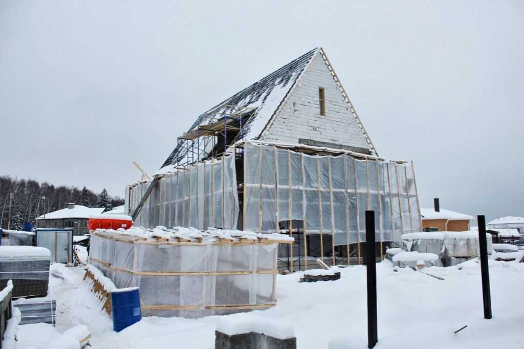 Можно ли строить каркасный дом зимой и преимущества строительства