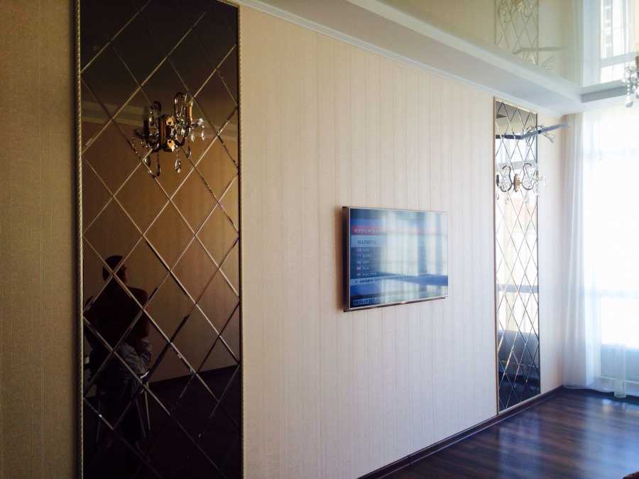 Зеркальная плитка в интерьере кухни и гостиной: на полу, потолке, фартуке, стенах