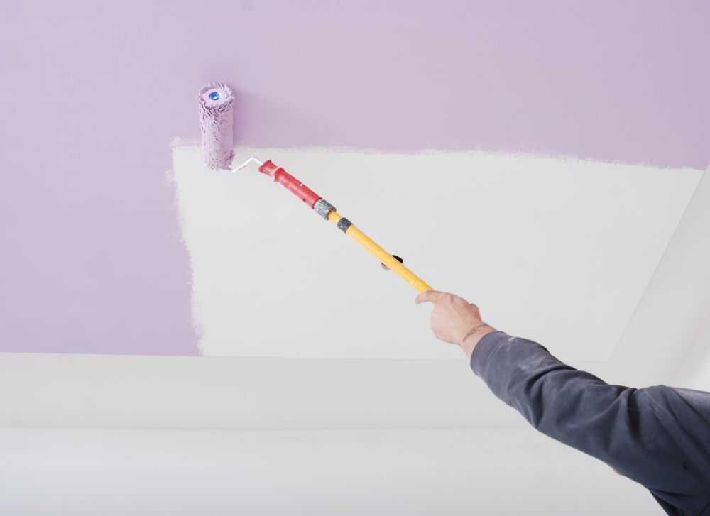 Побелка потолка водоэмульсионной краской своими руками: как правильно побелить, как белить валиком самостоятельно