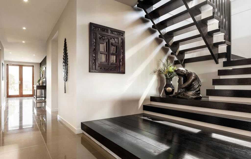 Оформление лестницы в частном доме: 61 фото отделки, интерьер холла и стен