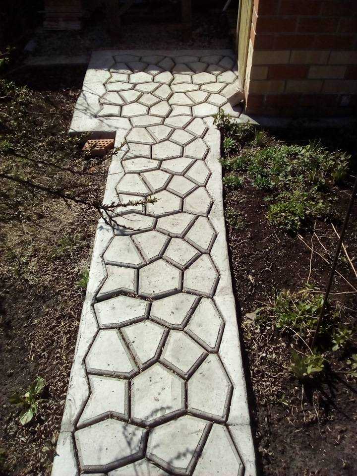 Садовая дорожка из бетона с помощью форм: этапы работ, инструкция