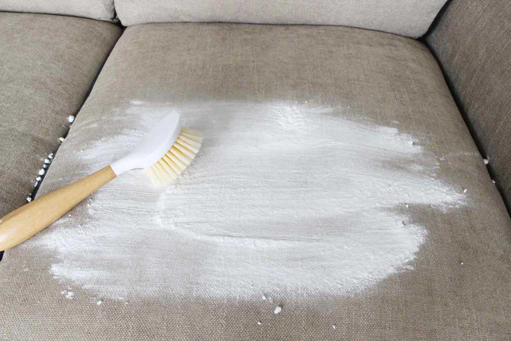 Как очистить диван в домашних условиях