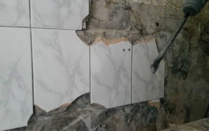Грамотный демонтаж плитки со стен
