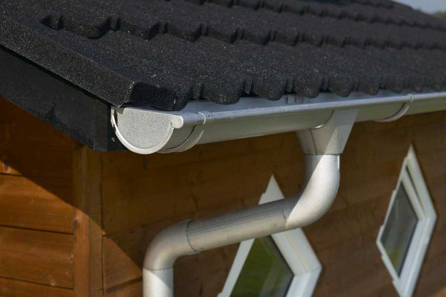 Ливневый водоотвод с крыши дома: выбор материала и этапы монтажа, фото и видео