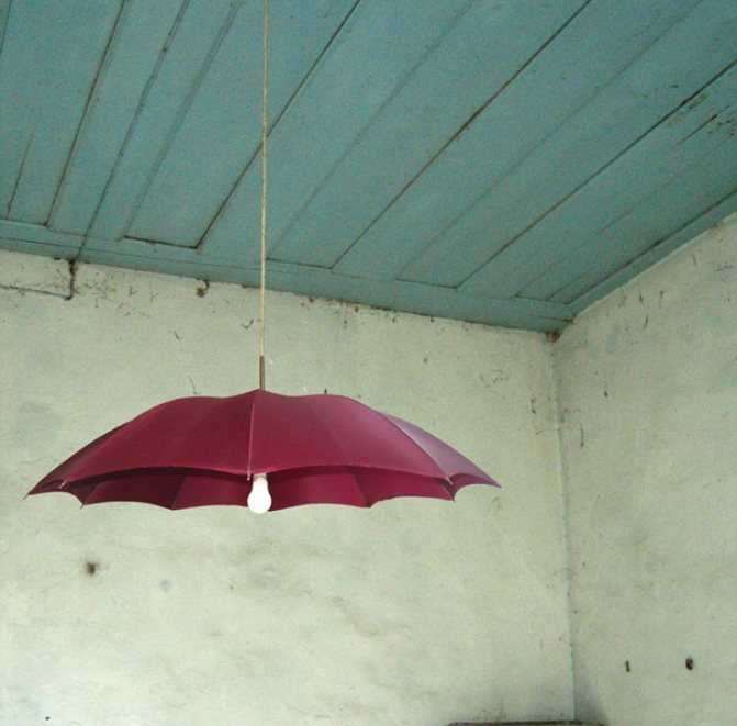 Не торопитесь выкидывать старые зонты и тазы — идеи для клумб на даче