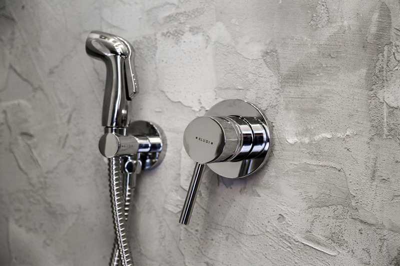 Гигиенический душ (103 фото): что такое встроенный душ для унитаза с термостатом? черные, белые настенные модели и с раковиной. как выбрать комплект? отзывы