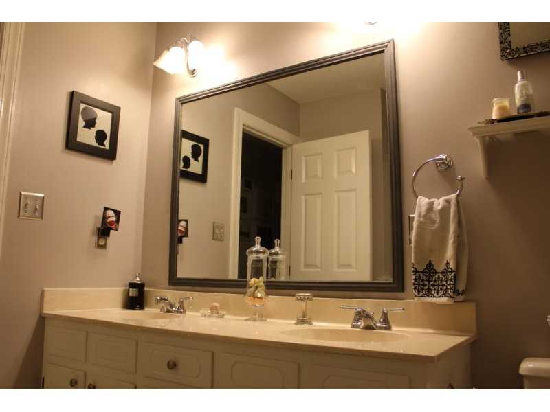 Зеркало в ванную  (79 фото): как повесить большое изделие в ванную комнату, круглая конструкция на присоске, овальное сенсорное зеркало
