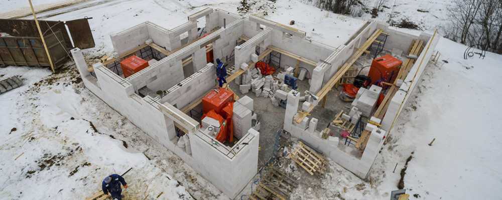 Можно ли строить дом зимой: особенности, сложности, плюсы и минусы