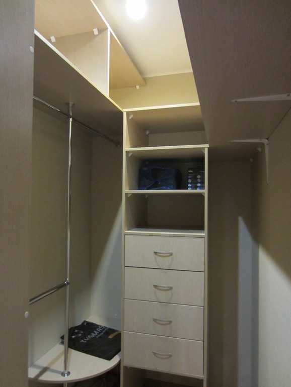 Маленькая гардеробная (59 фото): небольшая комната размером 2 кв. м из кладовки