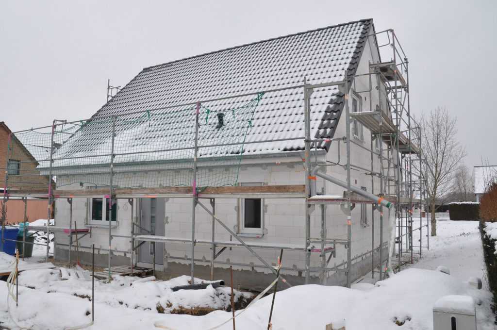 Можно ли построить каркасный дом в зимнее время?
