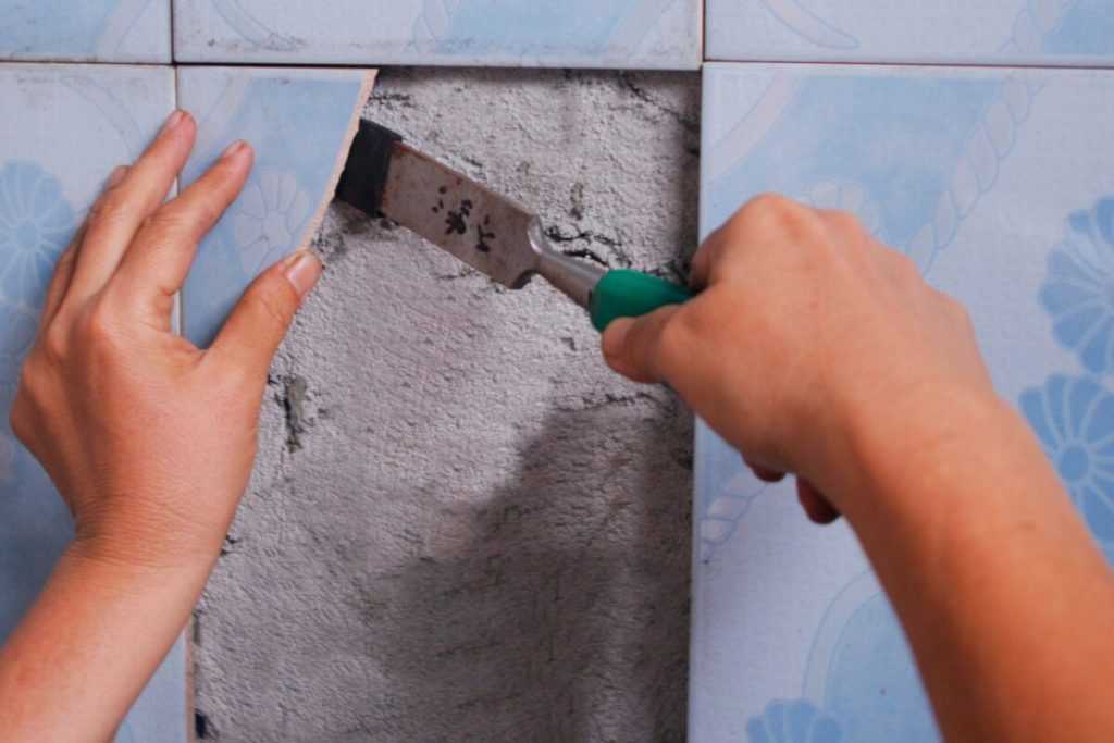 Как убрать старый кафель в ванной. как аккуратно снять плитку со стены и пола? инструменты, этапы проведения работ, рекомендации - все о строительстве