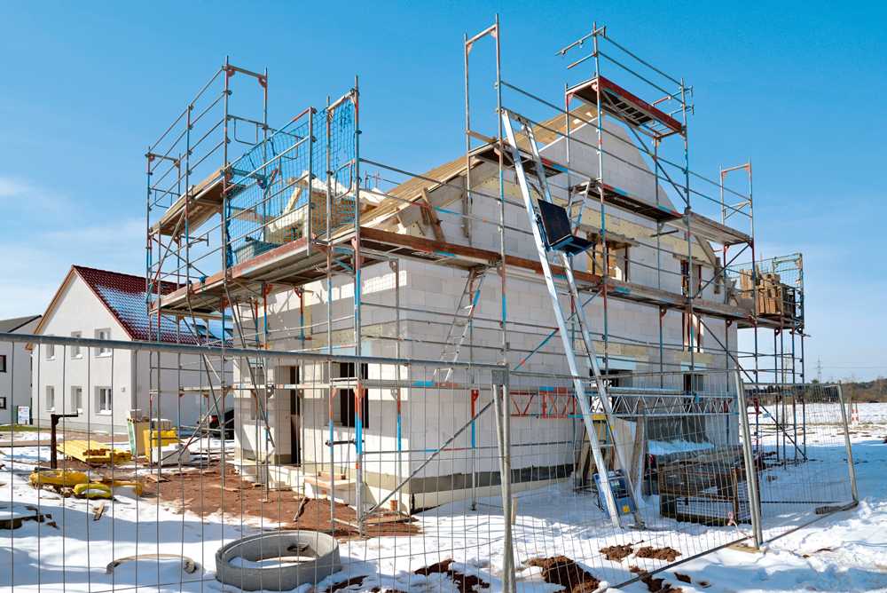 Можно ли строить дом зимой? плюсы и минусы зимнего строительства, актуальные технологии