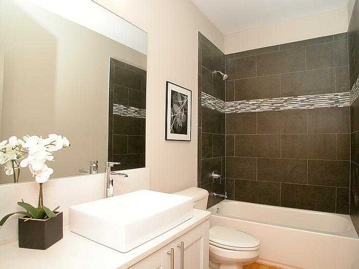 Дизайн ванной комнаты 2021: модная плитка для маленькой ванной - 50 фото