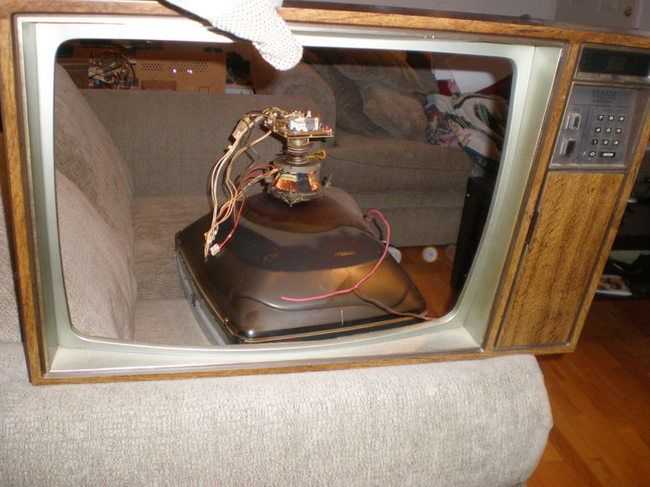 Что можно сделать из старого телевизора: подборка идей с фото