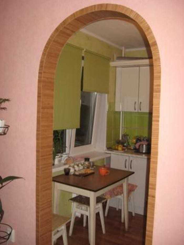 Шторы-арки для кухни (44 фото): тюль и другие готовые занавески в виде домика, короткие кухонные арочные модели белого цвета и другие варианты