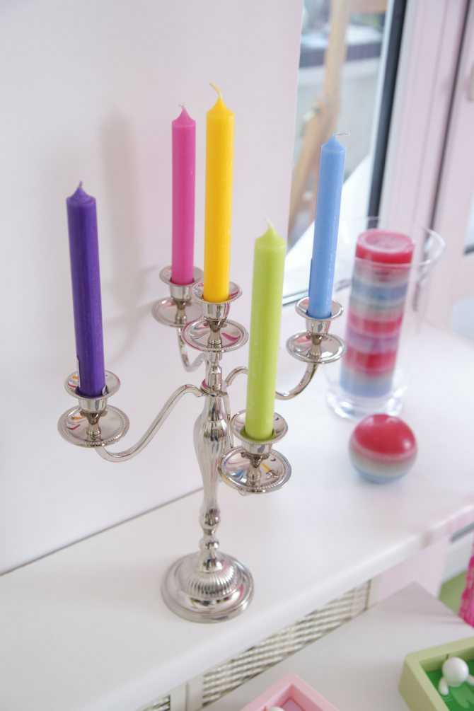 Декоративные свечи (41 фото): интерьерные столовые и витые, большие и маленькие восковые дизайнерские свечи, резные и другие